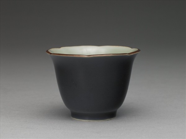 官窯 霽青釉葵口杯