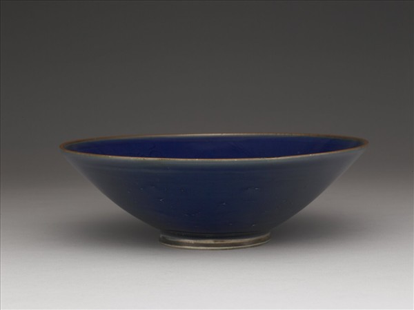 霽青釉劃花雙龍戲珠紋碗