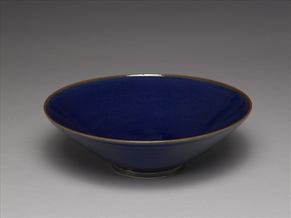 霽青釉劃花雙龍戲珠紋碗