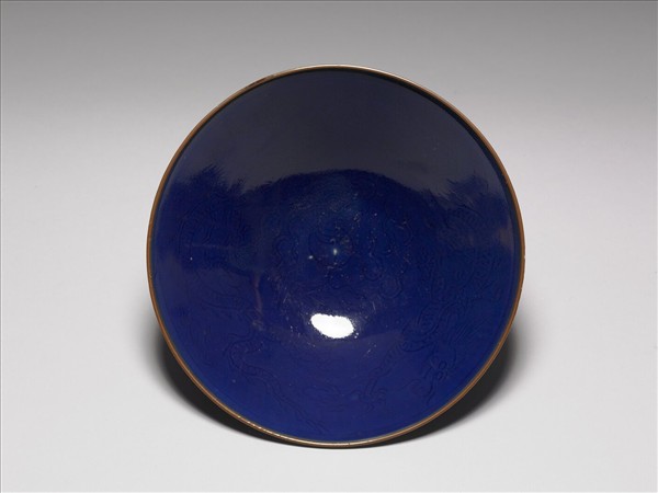 霽青釉劃花雙龍戲珠紋碗