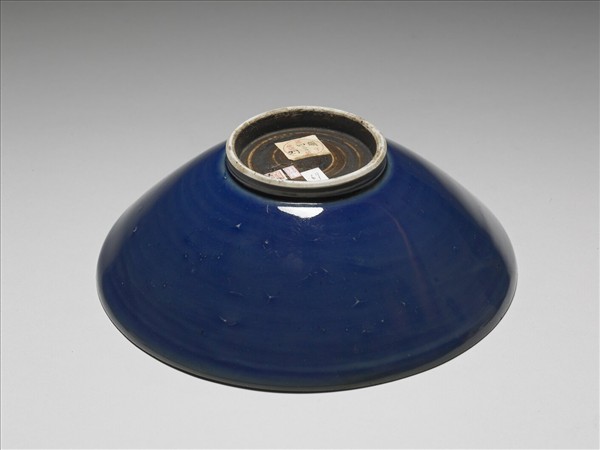 霽青釉劃花雙龍戲珠紋碗