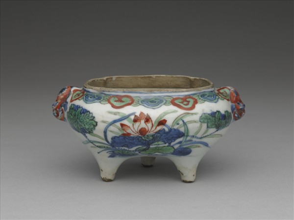 五彩蓮塘紋獸耳三足爐