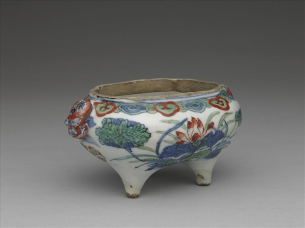 五彩蓮塘紋獸耳三足爐