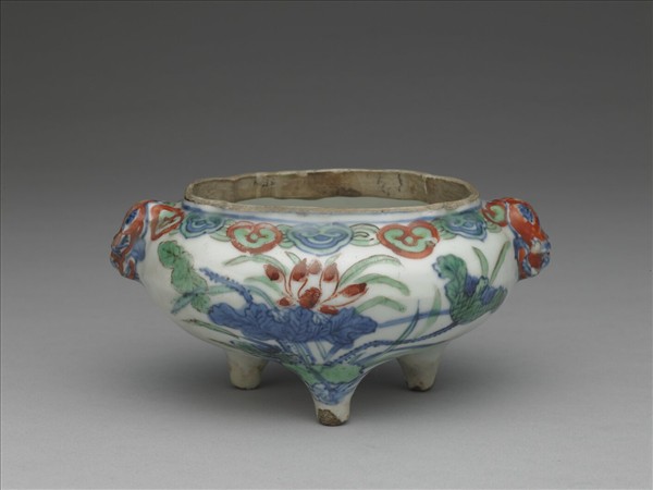 五彩蓮塘紋獸耳三足爐