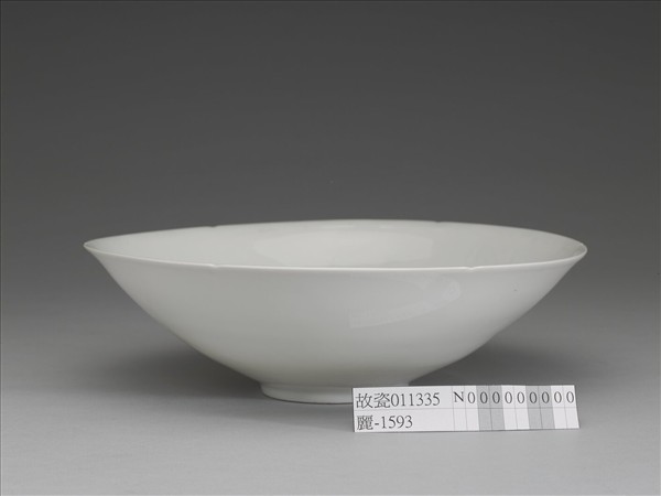 甜白釉番蓮八寶紋葵瓣口碗