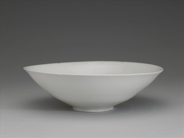 甜白釉番蓮八寶紋葵瓣口碗