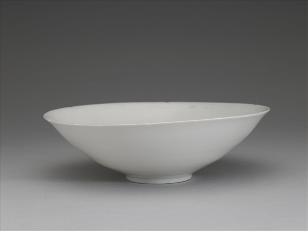 甜白釉番蓮八寶紋葵瓣口碗