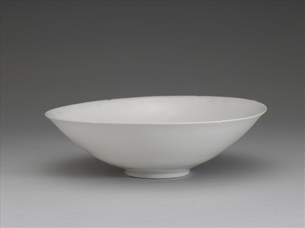 甜白釉番蓮八寶紋葵瓣口碗