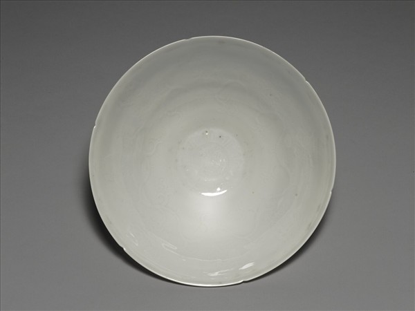 甜白釉番蓮八寶紋葵瓣口碗