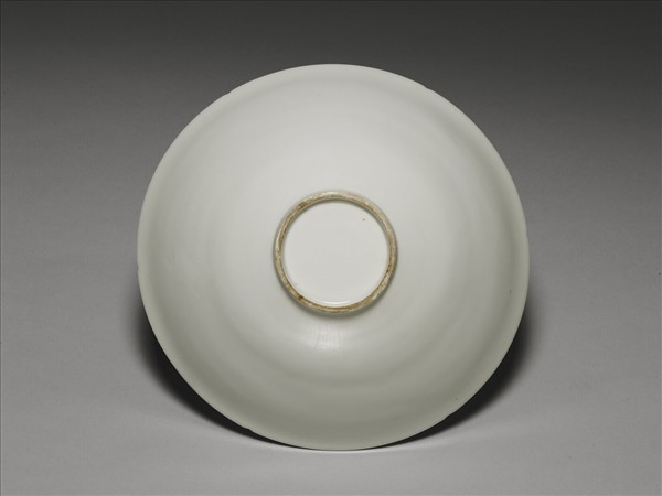 甜白釉番蓮八寶紋葵瓣口碗