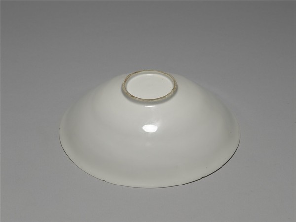 甜白釉番蓮八寶紋葵瓣口碗