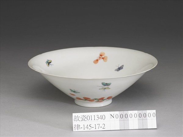 鬥彩花蝶紋葵口碗