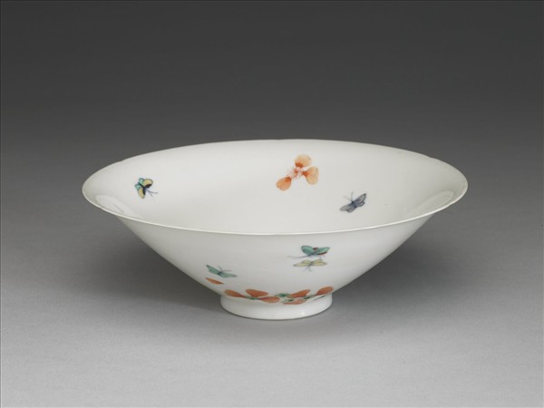 鬥彩花蝶紋葵口碗