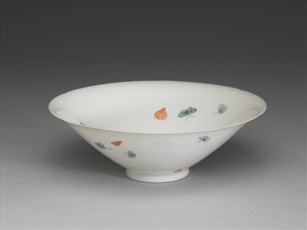 鬥彩花蝶紋葵口碗