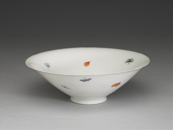 鬥彩花蝶紋葵口碗