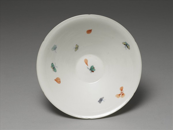 鬥彩花蝶紋葵口碗