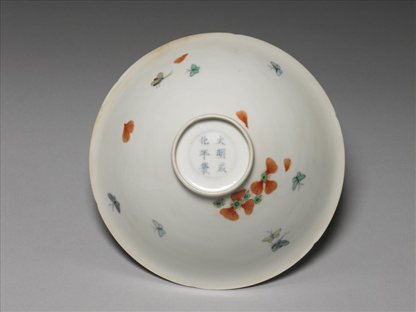 鬥彩花蝶紋葵口碗