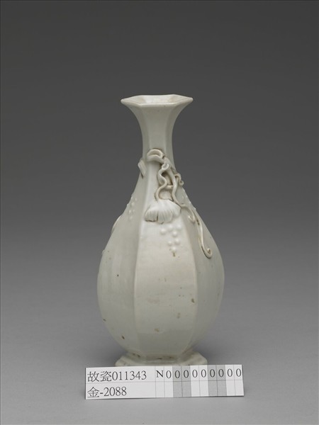 白瓷葡萄松鼠紋六方瓶