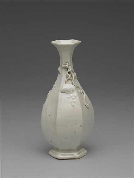 白瓷葡萄松鼠紋六方瓶