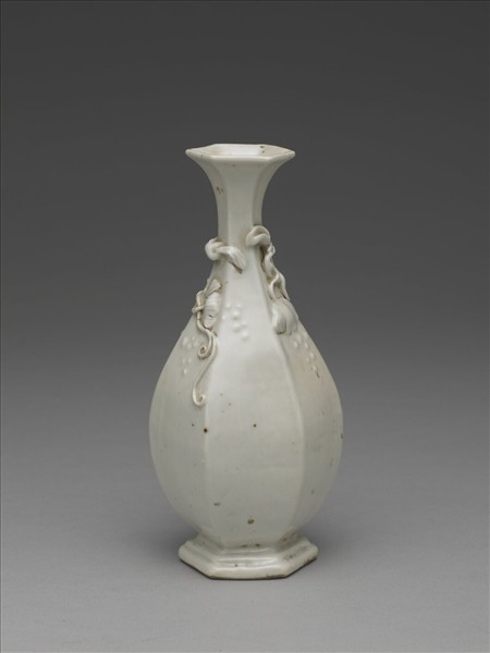 白瓷葡萄松鼠紋六方瓶