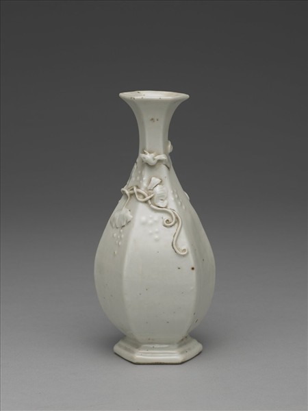 白瓷葡萄松鼠紋六方瓶