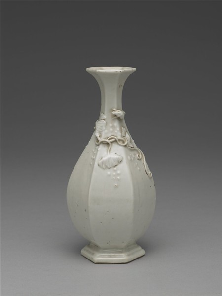 白瓷葡萄松鼠紋六方瓶