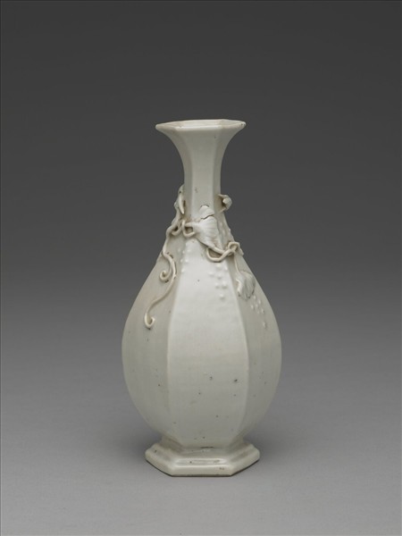 白瓷葡萄松鼠紋六方瓶