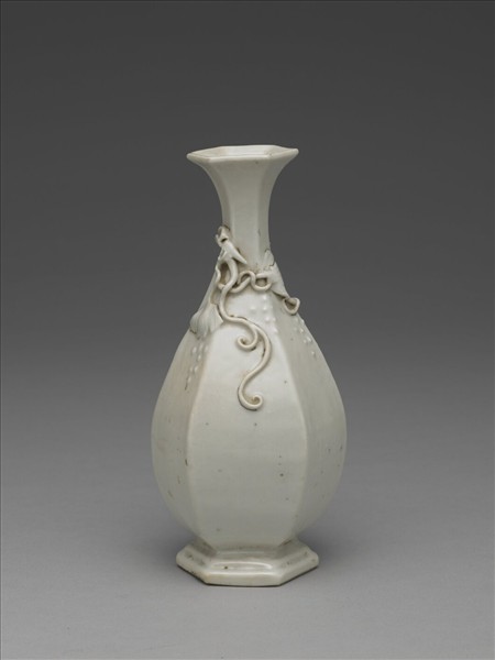 白瓷葡萄松鼠紋六方瓶