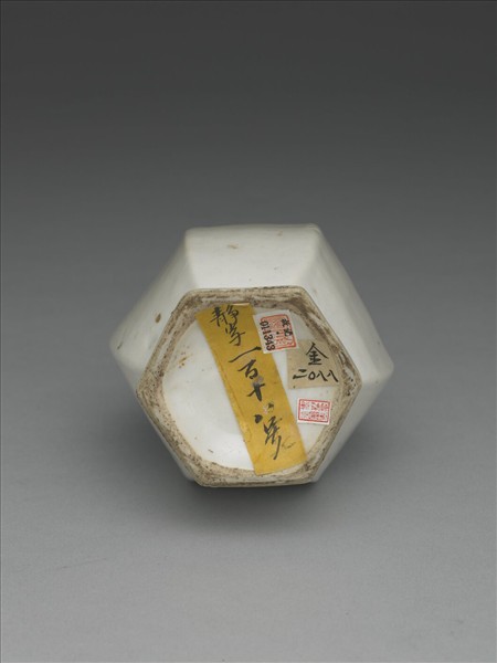 白瓷葡萄松鼠紋六方瓶