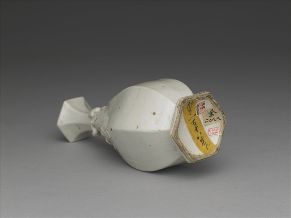 白瓷葡萄松鼠紋六方瓶