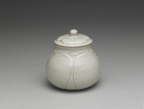 白瓷蓮瓣蓋罐