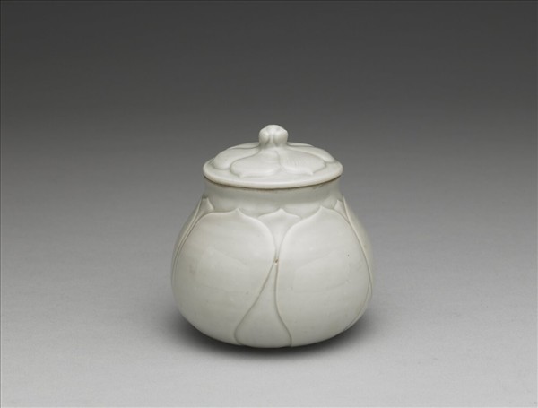 白瓷蓮瓣蓋罐