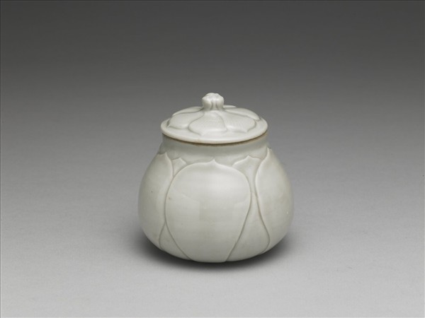 白瓷蓮瓣蓋罐