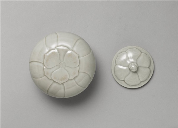 白瓷蓮瓣蓋罐