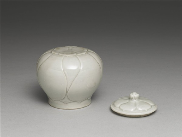 白瓷蓮瓣蓋罐