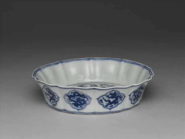 青花蟠龍牡丹花式洗