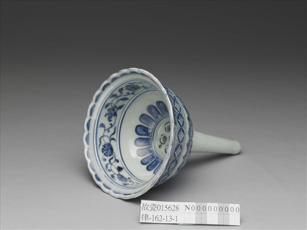 青花蓮瓣紋漏斗