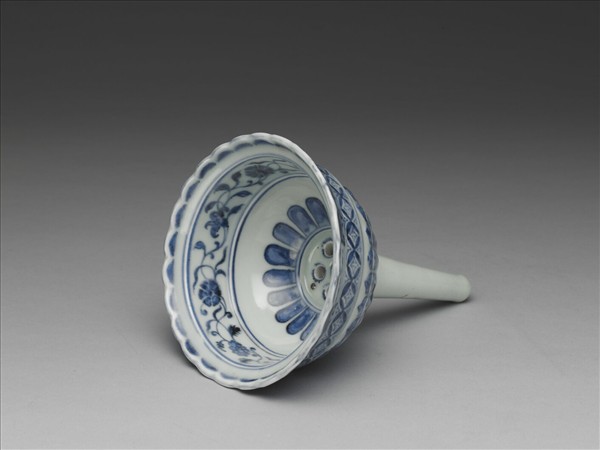 青花蓮瓣紋漏斗