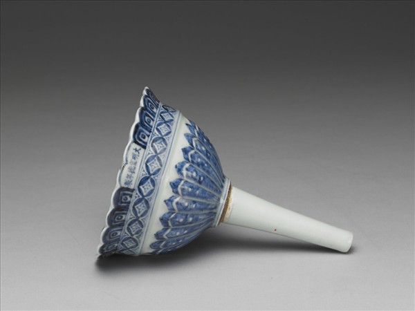 青花蓮瓣紋漏斗