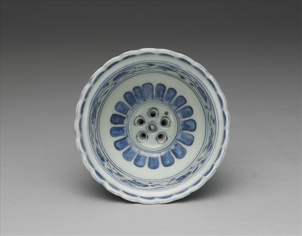 青花蓮瓣紋漏斗