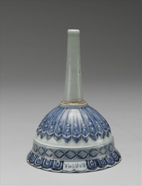 青花蓮瓣紋漏斗