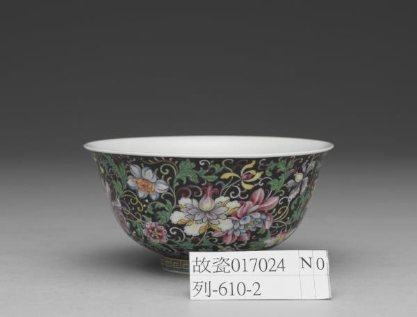 琺瑯彩黑地纏枝花卉茶碗