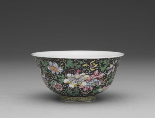 琺瑯彩黑地纏枝花卉茶碗