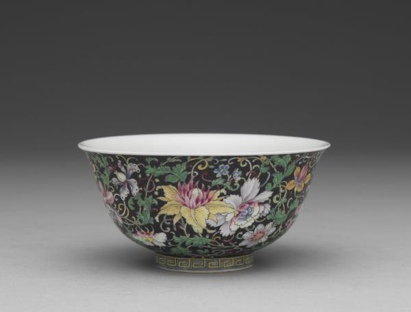 琺瑯彩黑地纏枝花卉茶碗