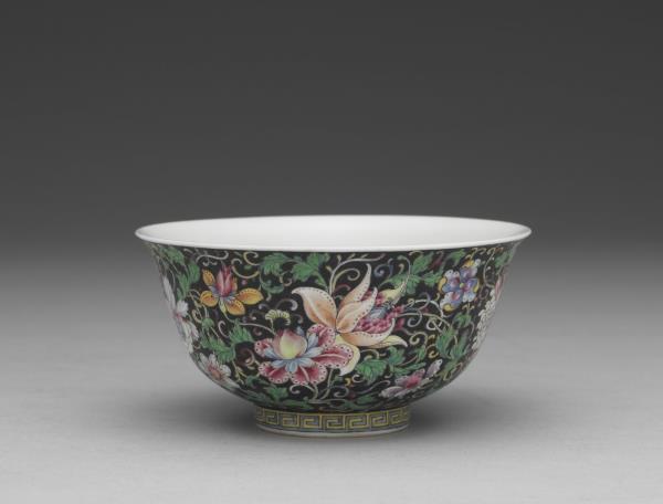 琺瑯彩黑地纏枝花卉茶碗