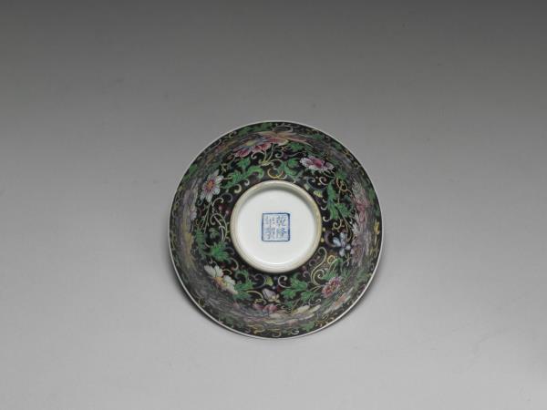 琺瑯彩黑地纏枝花卉茶碗