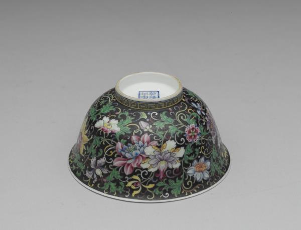 琺瑯彩黑地纏枝花卉茶碗