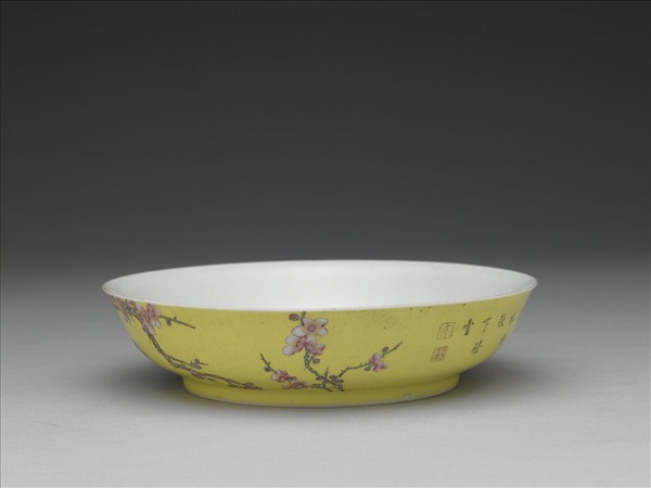 琺瑯彩瓷黃地梅竹先春盤