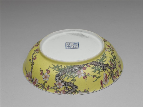 琺瑯彩瓷黃地梅竹先春盤
