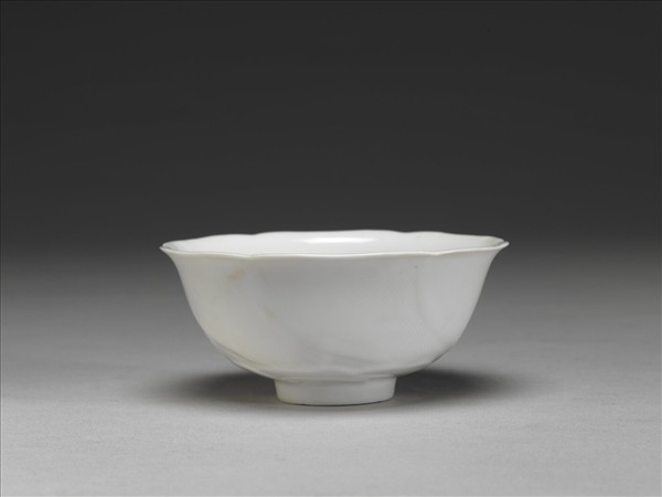 甜白釉葵花式碗